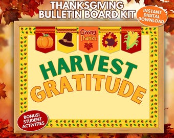 Könnte beinhalten: Thanksgiving-Pinnwand-Kit mit Holzrahmen. Die Tafel zeigt die Worte "HARVEST GRATITUDE" in Grün und Orange. Dekorative Banner zeigen einen Kürbis, einen Pilgerhut, Herbstblätter, einen Truthahn und Mais. Enthält "BONUS! STUDENT ACTIVITIES" und "INSTANT DIGITAL DOWNLOAD".