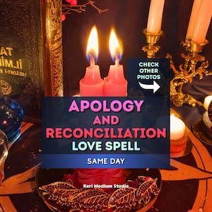 以下が含まれることがあります： 2本のピンク色のろうそくが灯された静物画。テキスト「APOLOGY AND RECONCILIATION LOVE SPELL SAME DAY」が表示されています。装飾的なボウル、本、ガラスのオーブも含まれています。