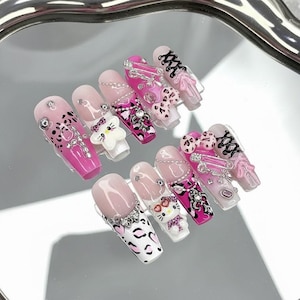 Ongles à presser léopard rose : breloques chat 3D, noeud en strass, glamour Y2K