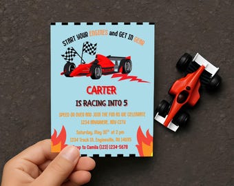 Könnte beinhalten: Eine hellblaue Geburtstagseinladung mit einer roten Rennwagen-Grafik und dem Text "START YOUR ENGINES and GET IN GEAR". Die Einladung lautet "CARTER IS RACING INTO 5". Ein rotes Spielzeug-Rennauto liegt daneben.