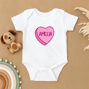 Personalisierter Baby-Body mit Namen, individuelles Herz-Baby-Outfit, Babyparty-Geschenkidee, neugeborenes nach Hause kommendes Outfit, niedlicher Baby-Strampler
