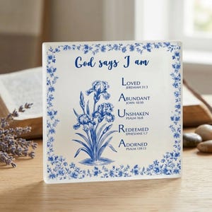 Puede incluir: Juego de tres tazas de cerámica con acabado mate moteado. Las tazas son de color crema, gris claro y gris oscuro. Cada taza tiene un diseño simple y minimalista, ideal para café o té.