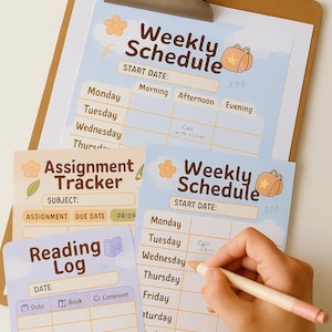 Puede incluir: Un portapapeles contiene un horario semanal, un rastreador de tareas y un registro de lectura. El horario semanal tiene un fondo azul claro con un gráfico de bolsa de dibujos animados. Una mano está escribiendo en el horario con un lápiz.