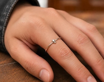 Anillo de eternidad con calavera pequeña: plata de ley o oro, banda minimalista