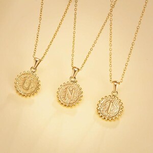 Collar con inicial bañado en oro PVD de 18 quilates para mujer • Joyería personalizada con letras de la A a la Z • Acero inoxidable • Regalo ideal para fiestas, cumpleaños y amor