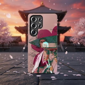 Op de afbeelding: Een telefoonhoesje met een kleurrijke illustratie van een persoon met een hoed en bloemmotieven. Het ontwerp maakt gebruik van roze, groene en rode tinten, tegen een achtergrond van een Japanse tempel en kersenbloesem.