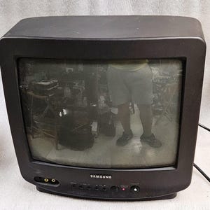 Televisore CRT a colori Samsung TXD1372 da 13 pollici per videogiochi retrò, ideale per pezzi di ricambio o riparazione.