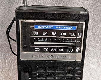 General Electric  Model No. 7-2840A Handheld AM FM IW Travel Radio