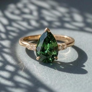 Anillo de turmalina verde pera, oro amarillo de 14k, anillo de compromiso, solitario moderno con brazo dividido, regalo de inspiración vintage para ella.