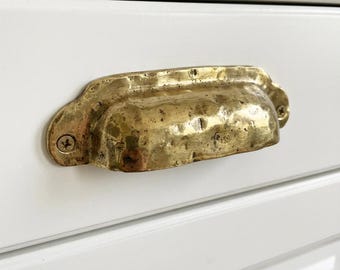 Tirador de cajón de taza: Tirador de latón para armarios y cajones de cómoda