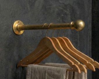Perchero de pared de latón sin lacar: barra industrial vintage para colgar en el armario.