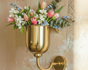 Jarrón de pared de latón macizo: un jarrón vintage para colgar flores.