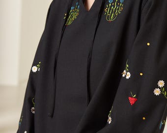 Blusa de lino con diseño de bayas y flores, camisa geométrica floral bordada, top negro bohemio chic, atuendo campesino bohemio para mujer