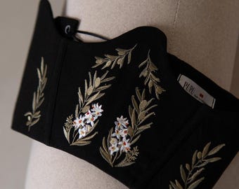 Corsetto in lino floreale con cintura ricamata, stile boho chic, top nero contadino, outfit estivo estetico per donna