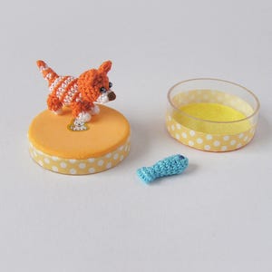 Handgemachte Ginger gehäkelte Katze mit Fisch