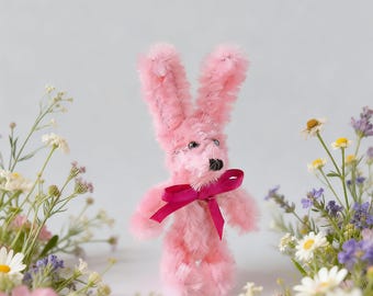 Kleiner handgemachter rosa Hase