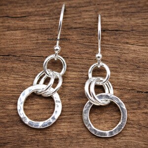 Örhängen i sterlingsilver med sammanlänkade cirkelformade örhängen, minimalistiska hamrade hängande örhängen, handgjorda moderna droppsmycken, present till henne
