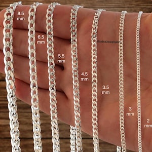 Puede incluir: Una taza de cerámica blanca con un asa negra y el texto "But First, Coffee" en negro, con una fuente de estilo manuscrito. La taza está sobre una superficie blanca.