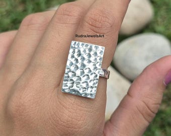 Anillo de plata de ley 925 martillado a mano, anillo rectangular de plata, anillo geométrico moderno, joyería bohemia de plata para mujer.