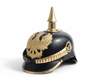 Replica dell'elmetto tedesco Pickelhaube / Elmo prussiano con punta e stemma dell'aquila in ottone / Riproduzione militare storica