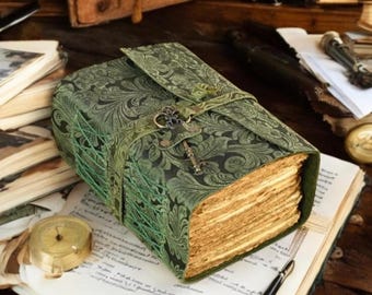 Diario de cuero con relieve de flores de jardín, grimorio vintage, libro de las sombras