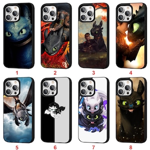 Può includere: Otto custodie per telefono con disegni di "Dragon Trainer". Le custodie presentano draghi e personaggi in colori vivaci, ciascuna con un bordo nero. I disegni variano, inclusi primi piani e scene.