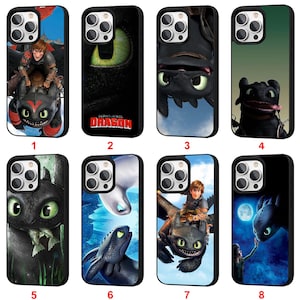 Può includere: Una collezione di otto custodie per telefoni con disegni del film d'animazione "Dragon Trainer". Le custodie presentano vari personaggi e scene, con colori vivaci e opere d'arte dettagliate.