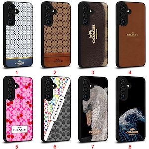 Op de afbeelding: Collectie van acht telefoonhoesjes met diverse ontwerpen. De hoesjes tonen het Coach-logo en patronen, waaronder een kersprint, een golfontwerp en een zilveren paillettenzwaan. Kleuren zijn bruin, roze, wit en blauw.
