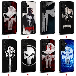 Può includere: Otto custodie per telefono con disegni di teschi. Le custodie presentano una varietà di schemi di colori, tra cui rosso, bianco, nero e blu. Alcune custodie presentano la scritta "PUNISHER" o il logo Under Armour.