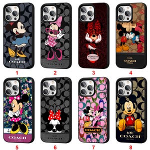 Può includere: Una collezione di otto custodie per telefoni con personaggi dei cartoni animati. Ogni custodia ha un design diverso, tra cui Topolino e Minnie, con il logo Coach. Le custodie sono nere, marroni e rosa, con vari motivi e pose dei personaggi.