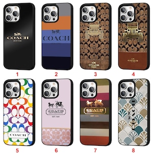Op de afbeelding: Collectie van acht iPhone-hoesjes met verschillende ontwerpen. De hoesjes tonen het Coach-logo en de branding, inclusief het iconische paard en wagen-embleem. Ontwerpen omvatten effen kleuren, patronen en grafische elementen.