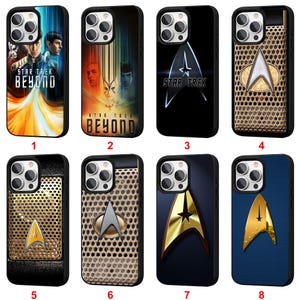 Puede incluir: Una colección de ocho fundas para teléfono con diseños inspirados en la película "Star Trek Beyond". Las fundas muestran varios gráficos, incluyendo carteles de películas, la insignia de Starfleet y el logotipo de "Star Trek". Las fundas son negras con detalles dorados, azules y blancos.