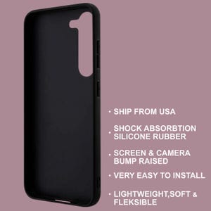 K&ouml;nnte beinhalten: Schwarze Handyh&uuml;lle mit erh&ouml;htem Kamerabuckel. Die H&uuml;lle besteht aus Silikonkautschuk und ist leicht und weich. Der Text auf dem Bild lautet "Shock Absorption Silicone Rubber" und "Very Easy to Install."