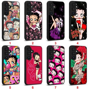 Könnte beinhalten: Acht Handyhüllen mit Betty-Boop-Designs. Die Hüllen zeigen die Zeichentrickfigur in verschiedenen Posen und Umgebungen, mit leuchtenden Farben und kräftigen Grafiken. Jede Hülle hat einen schwarzen Rand.