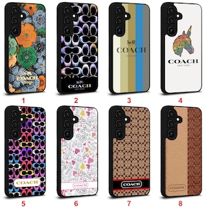 Puede incluir: Ocho fundas para teléfono con diseños diversos. Incluyen patrones florales, logotipos de Coach, rayas, un unicornio e impresiones gráficas. Las fundas son negras con una variedad de colores. El logotipo de Coach es visible.