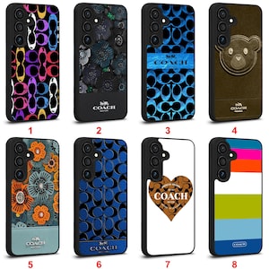 Puede incluir: Colección de ocho fundas para teléfono con varios diseños. Incluye fundas con estampados florales, el logotipo de Coach, un oso de peluche y una forma de corazón. Los colores van del negro, azul y marrón a las rayas multicolores.