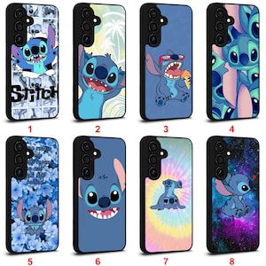 Könnte beinhalten: Acht schwarze Handyhüllen mit verschiedenen Designs des Charakters Stitch. Jede Hülle zeigt Stitch in verschiedenen Posen und Umgebungen, darunter ein Batikmuster und ein Sternenhimmel. Die Designs sind lebendig und auffällig.