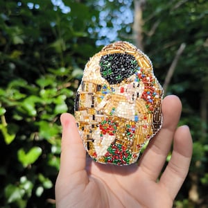 Beaded Brooch "The Kiss": Gustav Klimt Famous Painting Embroidery Art Embroidery Portrait