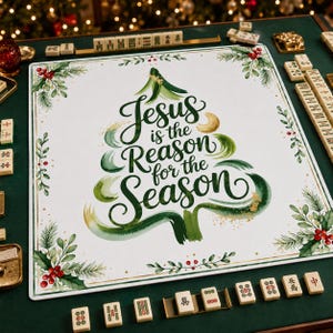 Può includere: Un tappetino da mahjong quadrato con un centro bianco, una grafica di un albero di Natale ad acquerello verde e il testo Jesus is the Reason for the Season. Il bordo è decorato con rami di pino verdi, foglie di agrifoglio e bacche rosse.