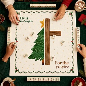 Può includere: Un tabellone da gioco mahjong quadrato con un'illustrazione centrale divisa di un albero di Natale verde e una croce di legno marrone. Il tabellone color crema presenta un bordo di agrifoglio, stelle dorate e il testo He is the reason For the season.