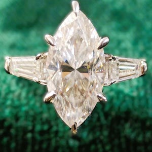 3.00 CTW Marquise Cut Moissanit Verlobungsring, Ehering mit drei Steinen, Seitlicher Baguette Cut Moissanit, Ring für Frauen, Jubiläumsring