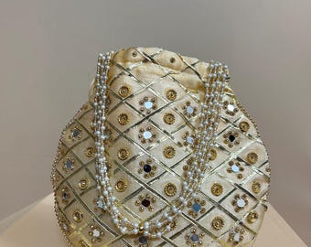Bolso Potli bordado en oro: bolso de mano de seda hecho a mano con asa de perla