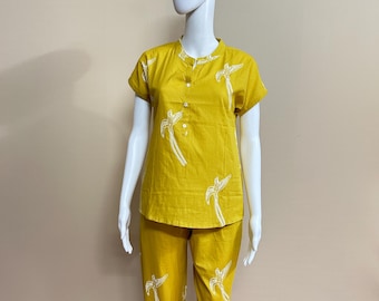 Pigiama con stampa di pappagalli gialli: abbigliamento da casa in cotone per donna e bambina