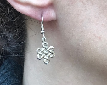 Pendientes de nudo celta de plata de ley maciza