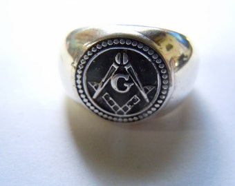 Masonic Ring with Round Emblem and Smooth Sides