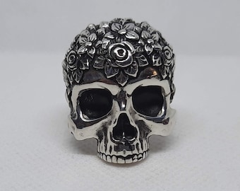 Anillo de calavera floreada de plata esterlina