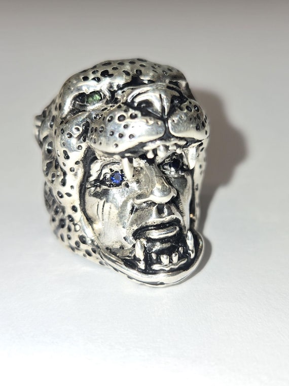 Anillo de guerrero jaguar azteca macizo y pesado (ojos de piedra