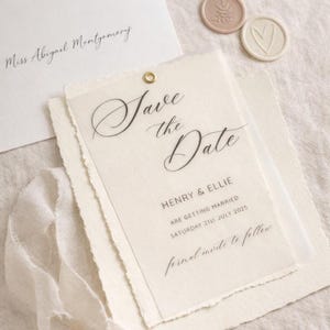 Puede incluir: Juego de papelería de boda elegante con una tarjeta "Save the Date" translúcida, un ojal dorado y papel texturizado. La tarjeta anuncia la boda de "Henry & Ellie" el sábado 21 de julio de 2025. Incluye un sobre y sellos de cera.