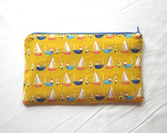 Bateaux sur tissu jaune fermeture éclair pochette / crayon Case / Make Up Bag / Sac de Gadget