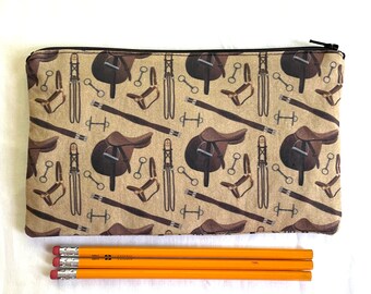 Estuche con cremallera de tela color canela con diseño de caballos, estuche para lápices, neceser de maquillaje y estuche para dispositivos electrónicos.